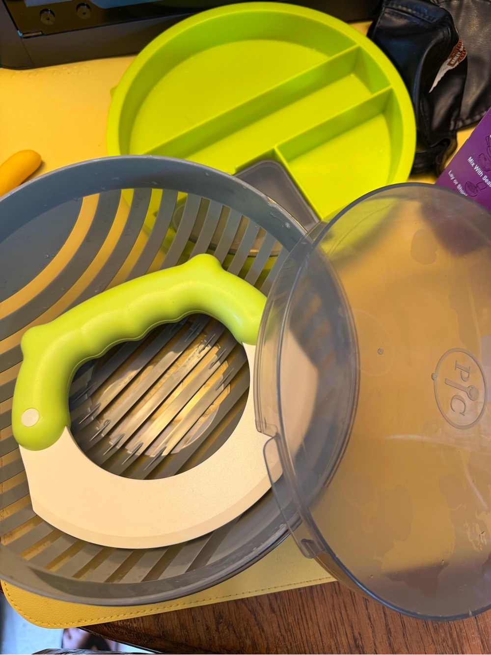 Pampered chef salad chop & take bowl!
